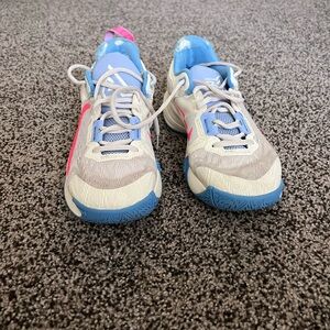 💙nike basketball/volleyball shoes. size 8.5